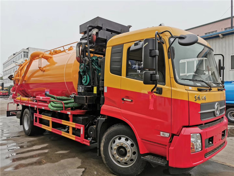 東風天錦吸污車吸污泵采用山東2BE-204水循環真空泵，精密度高，吸力大