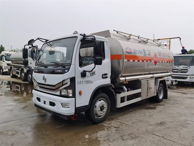 ?東風(fēng)多利卡11方鋁合金運(yùn)油車(chē)